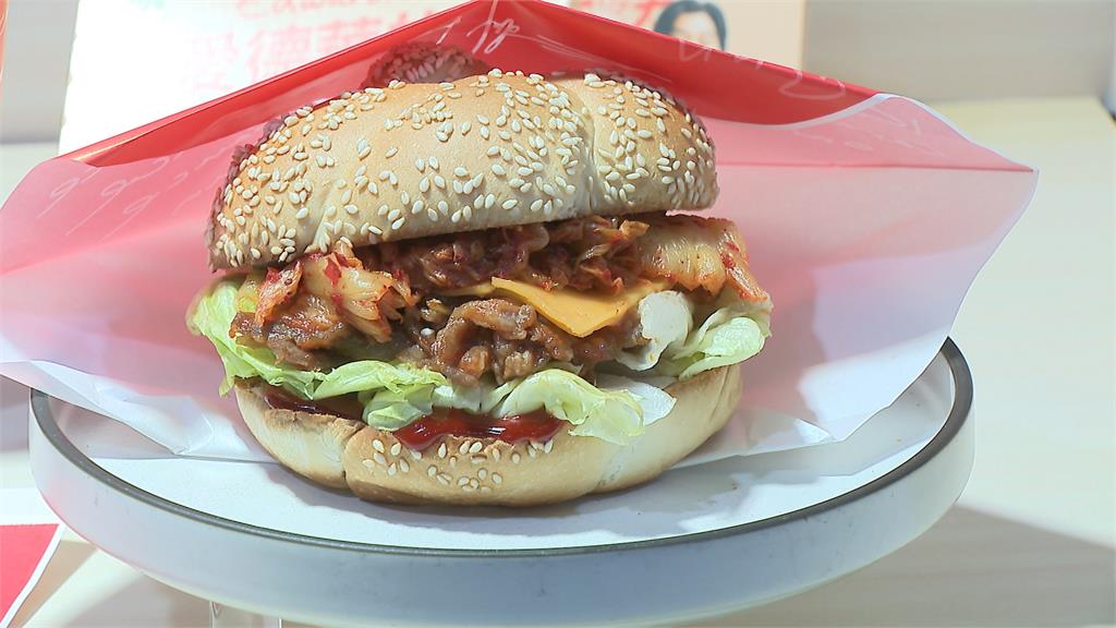 連鎖早餐店聯名「黑白大廚」! 愛德華.李 石鍋拌飯變米堡