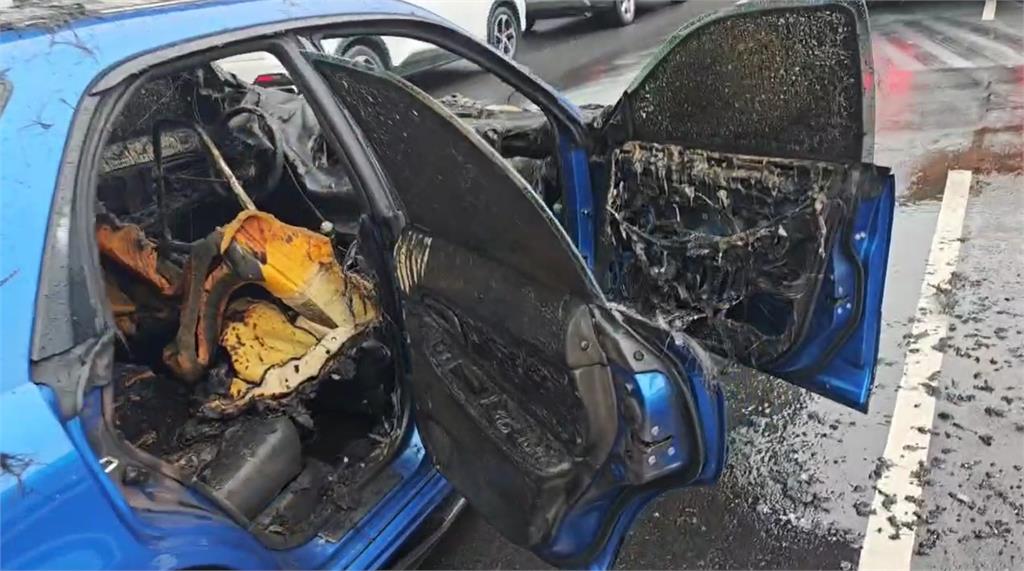 最新／桃園中壢火燒車！轎車陷火海成廢鐵　驚險畫面曝