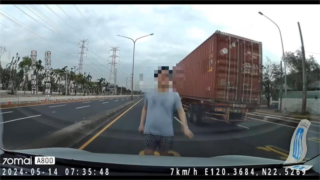 撲車怪男 隨機跳上轎車引擎蓋 坐擋風玻璃溜下來