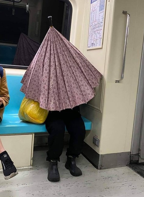 捷運上驚見「真雨傘鬼」穿梭！下秒她「上半身失蹤」網嚇喊：曾遇過