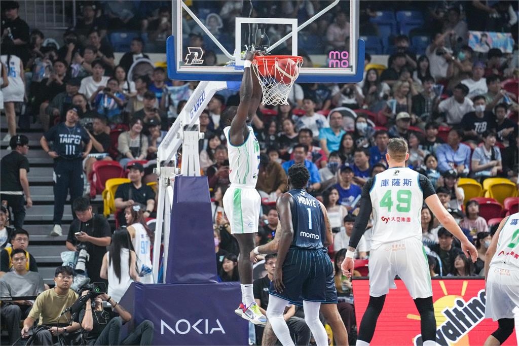 PLG(影)/勇士狂砍21記3分球 得分破紀錄轟垮洋基工程奪新賽季首勝