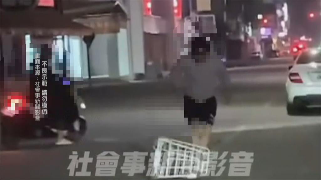 超市推車當賽車? 男子「機車拉推車」馬路甩尾