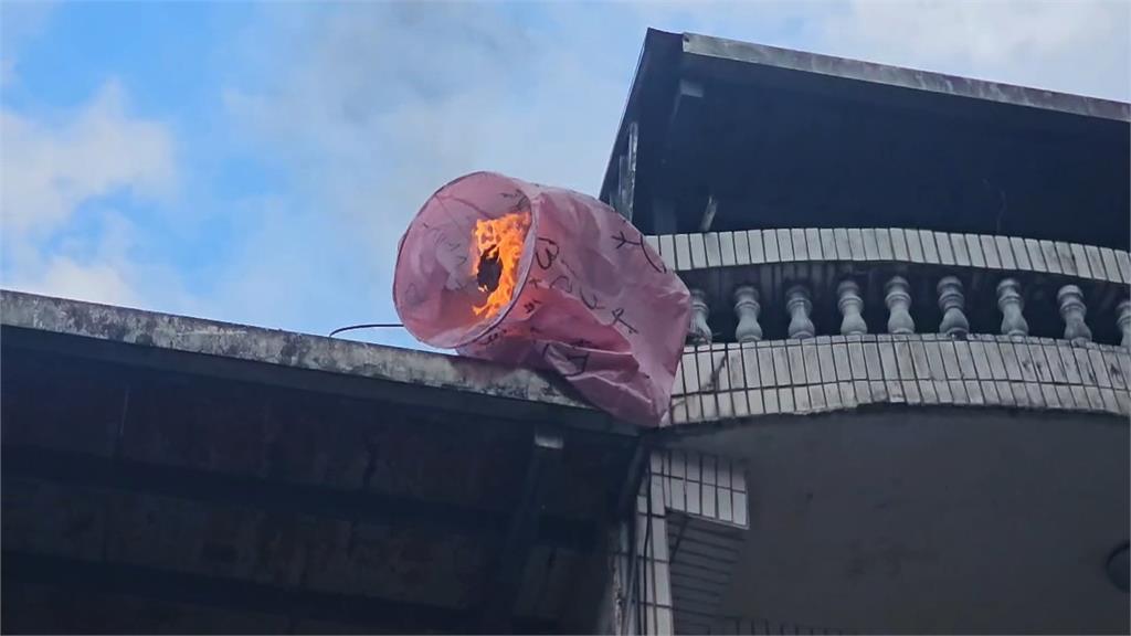 亂入？！平溪天燈飄向民宅陽台　衣服「起火燃燒」外國遊客驚呆