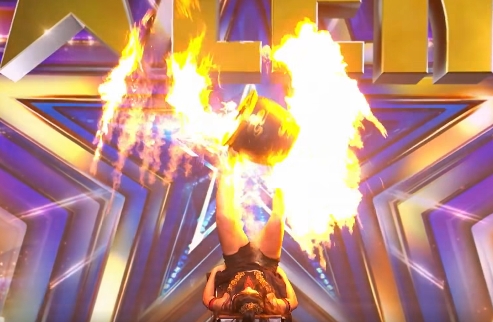 台灣女伶登《達人秀》 腳轉「烈焰火缸」！4位評審起身致敬網：真功夫