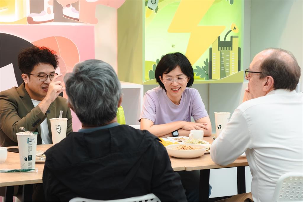 快新聞／美國老師驚呆了！訪台見20年前學生　竟成「雙北市長參選人」