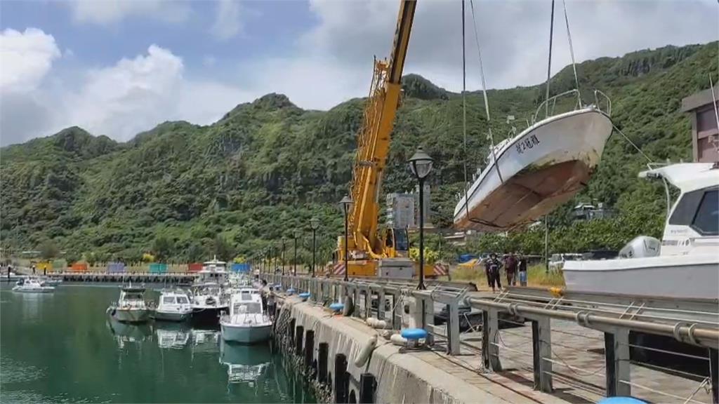 遊艇小心吊掛上岸　烟花颱風逼近　漁民急備戰防颱
