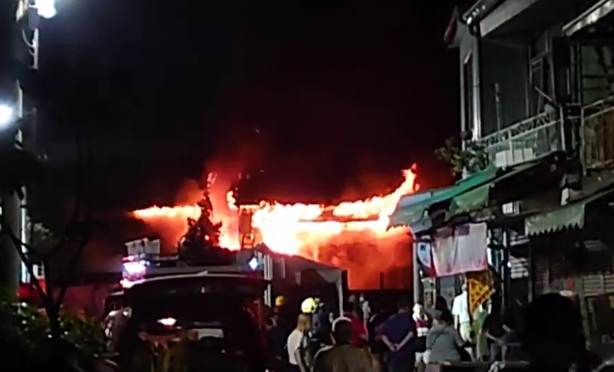 快新聞／嘉義北興街火警！木造樓房遭大火吞沒　起火原因待釐清