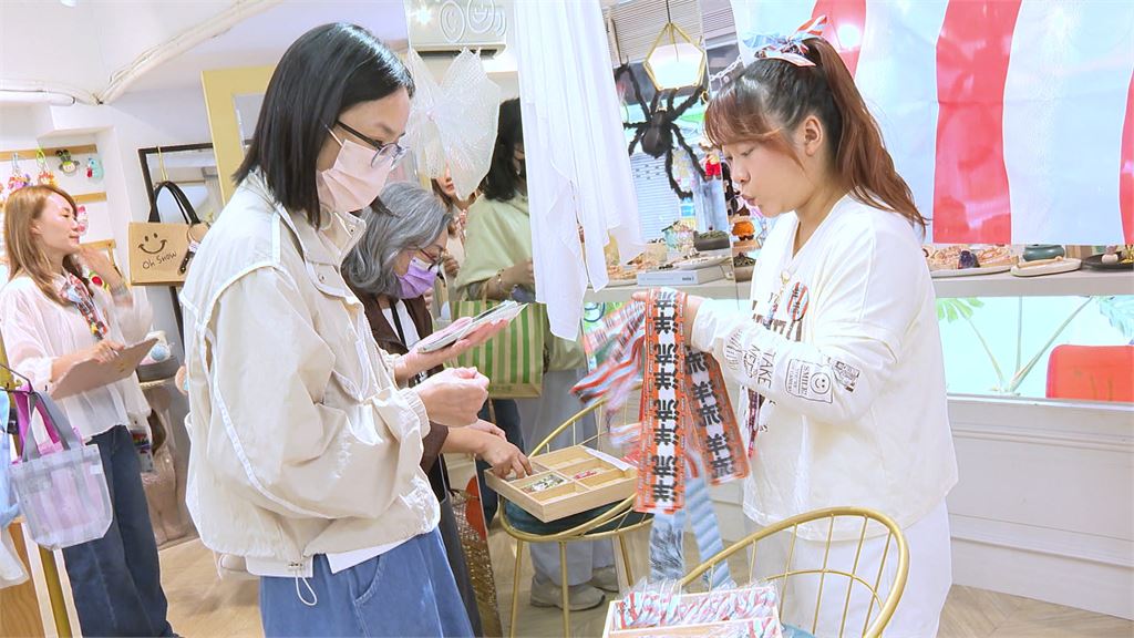 力挺沈伯洋！洋流小物引排隊潮　飄帶「67cm」暗藏玄機