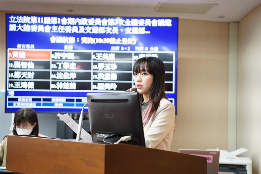 快新聞/戰選罷法!藍保鮮膜封門 黃捷轟怕罷免:上次還抹黑我半夜帶鎖匠