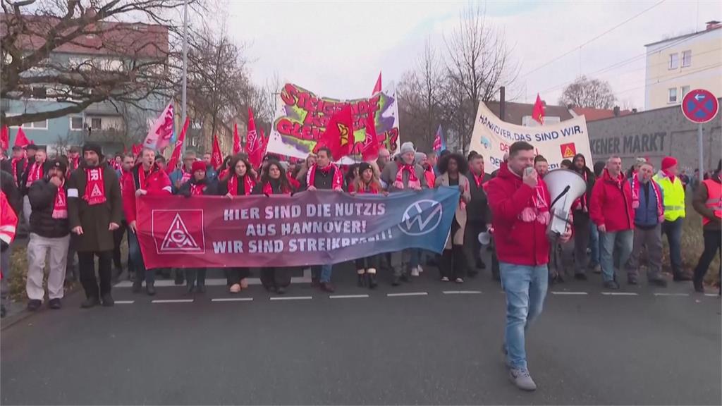 德國福斯10月突關廠大裁員 員工發起大規模罷工抗議