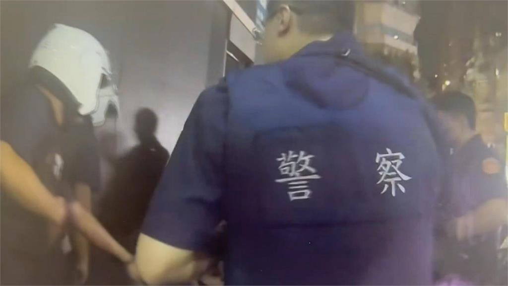 2酒客碰撞店外擺攤男子 口角變肢體衝突、警出動快打部隊