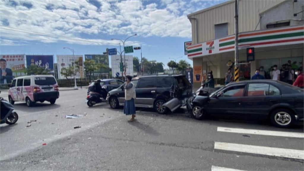 屏東85歲駕駛開車暴衝 釀5車連環撞4人輕傷