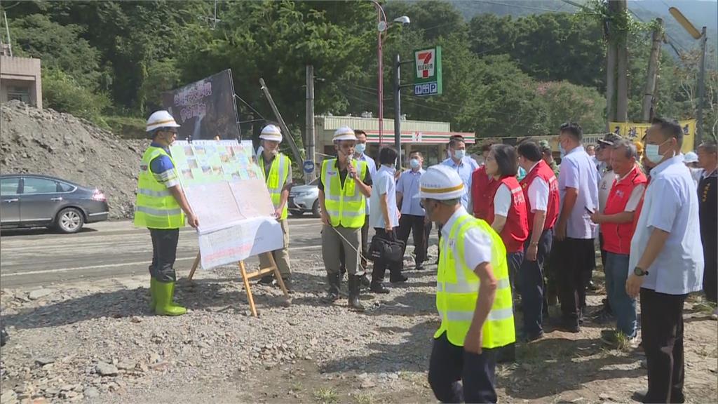 快新聞/蔡英文親赴南豐村加油站勘災! 視導公路總局進駐點