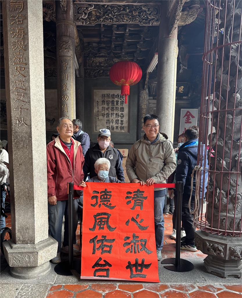 快新聞/我們選的總統最親民!賴清德鹿港發福袋 103歲人瑞嬤親贈墨寶祝福