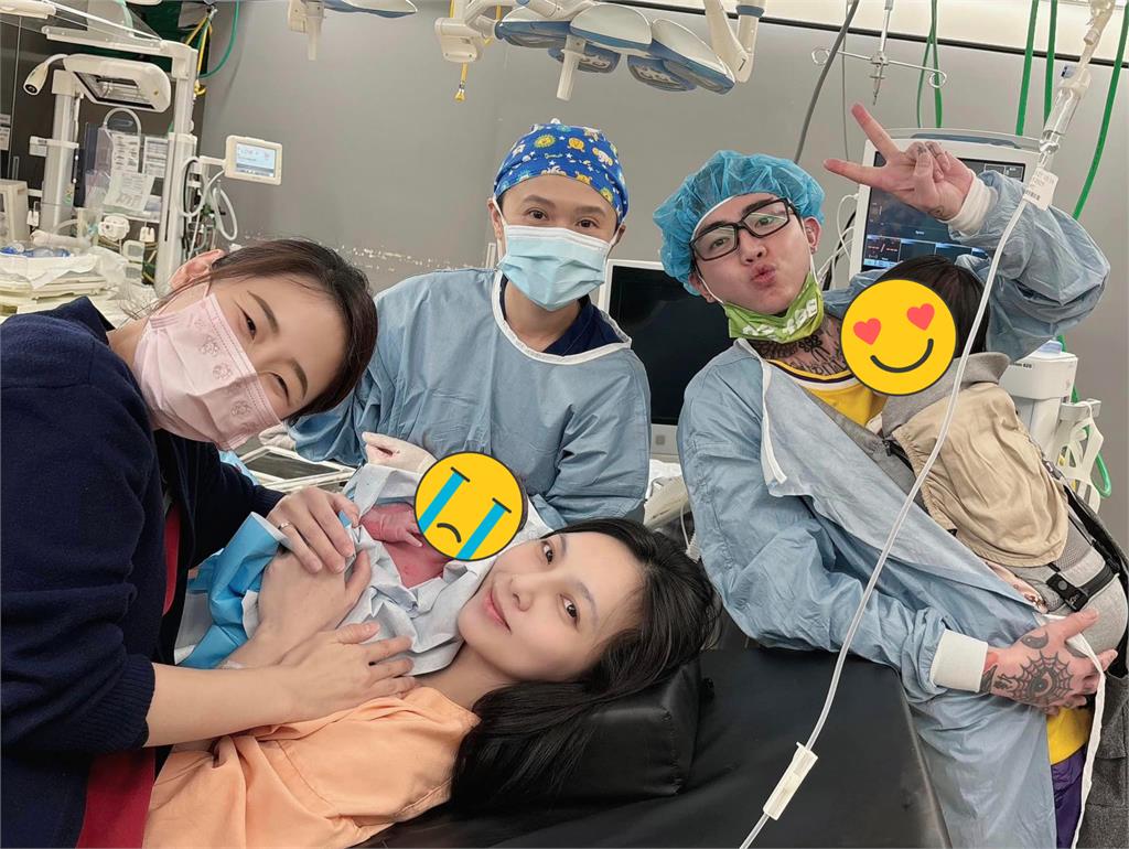 快訊/謝和弦辣妻生了!大女兒陪產甜曬「四人全家福」素顏模樣曝光