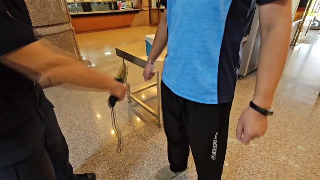 開庭快遲到!過安檢門卡關 男子突情緒失控「公然脫褲」