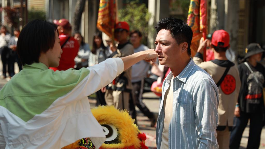 侯怡君、藍葦華《好運來》鞭炮炸身、陣頭狂奔!開場戲超震撼