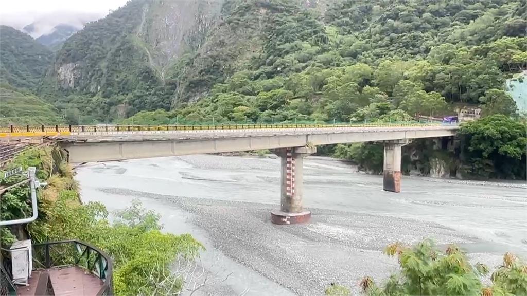 馬太鞍溪堰塞湖「紅色警戒」　重機具進駐加強堤防