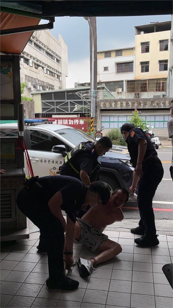 男子出庭後突情緒失控　拿「拒馬」砸碎屏檢大門又鬧事