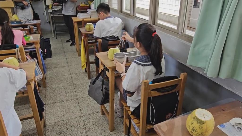 黃偉哲化身打菜員陪學生吃午餐　送文旦歡慶中秋節