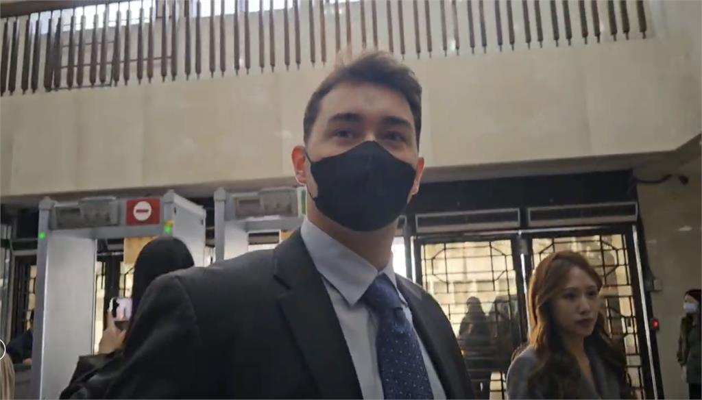 疑遭女密友「三投老鼠藥險死」　澳洲男Alex首跨海出庭