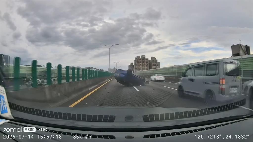 新手上路太緊張　撞路旁空心磚誤踩油門暴衝撞店