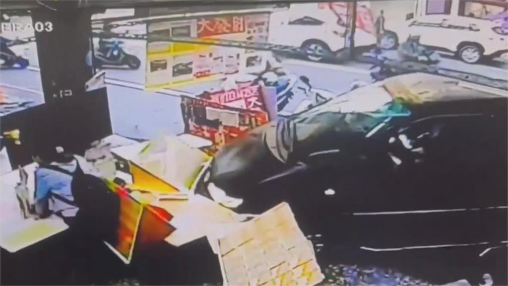 人咧？　 廂型車緩緩滑行撞彩券行　車上竟空無一人