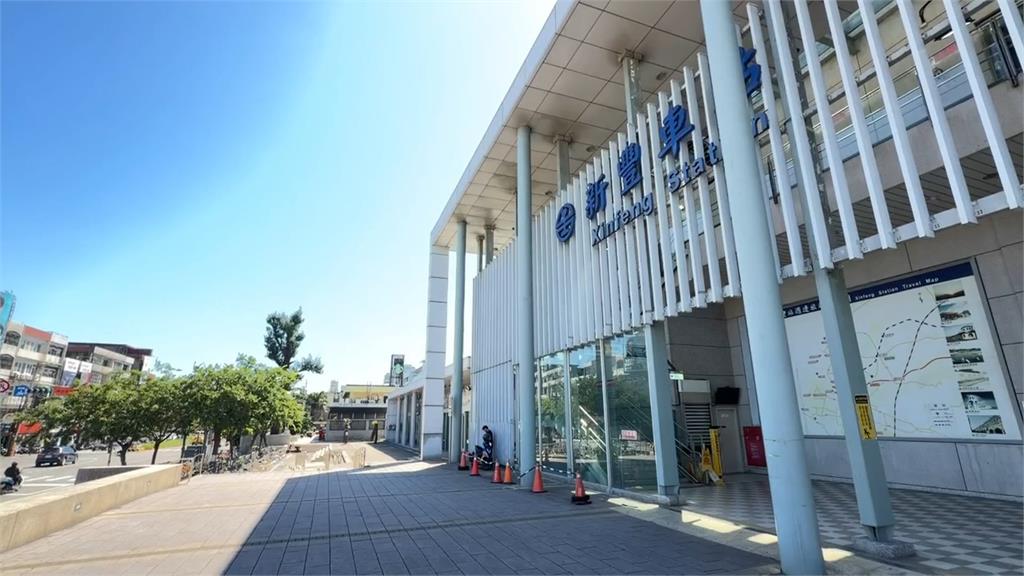 男子新竹馬路上亂丟三角錐　「扔了撿起來繼續扔」險砸騎士