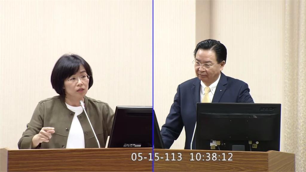 質詢穿巫師袍遞上「蜜餞」　徐巧芯大戰「魔法部長」吳釗燮