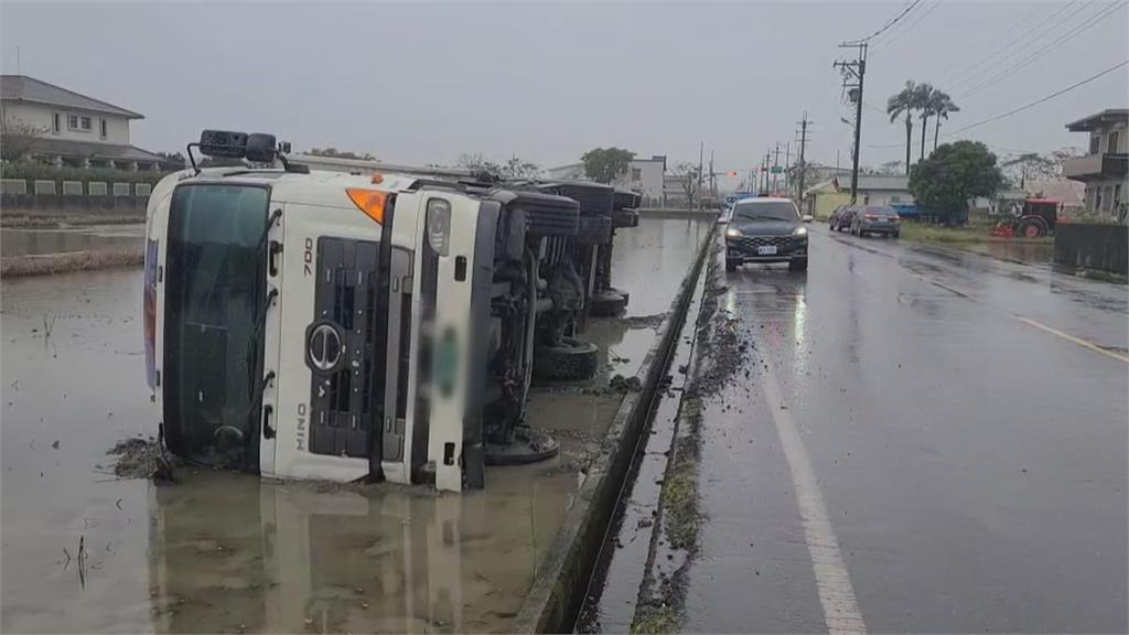 悲劇!宜蘭司機撿打火機衝水田 台東3婦採薑墜10米深邊坡兩死一傷