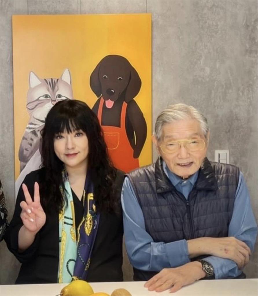 星座專家唐綺陽曬出英俊老爸當年獨照!網友驚嘆相似度、找到老師漂亮的來源
