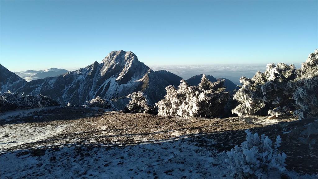 快新聞／玉山零下7.9度「積雪1公分」　銀白世界絕美畫面曝光