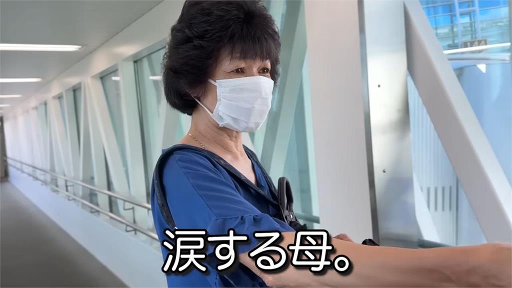 久違的家鄉！相隔10年從日本返台　台灣媽媽見國花淚灑機場