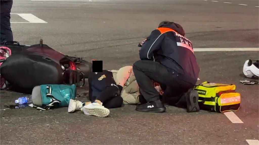 快新聞／三寶對決？凌晨高雄「機車闖黃燈」撞提早起步汽車　騎士噴飛倒地