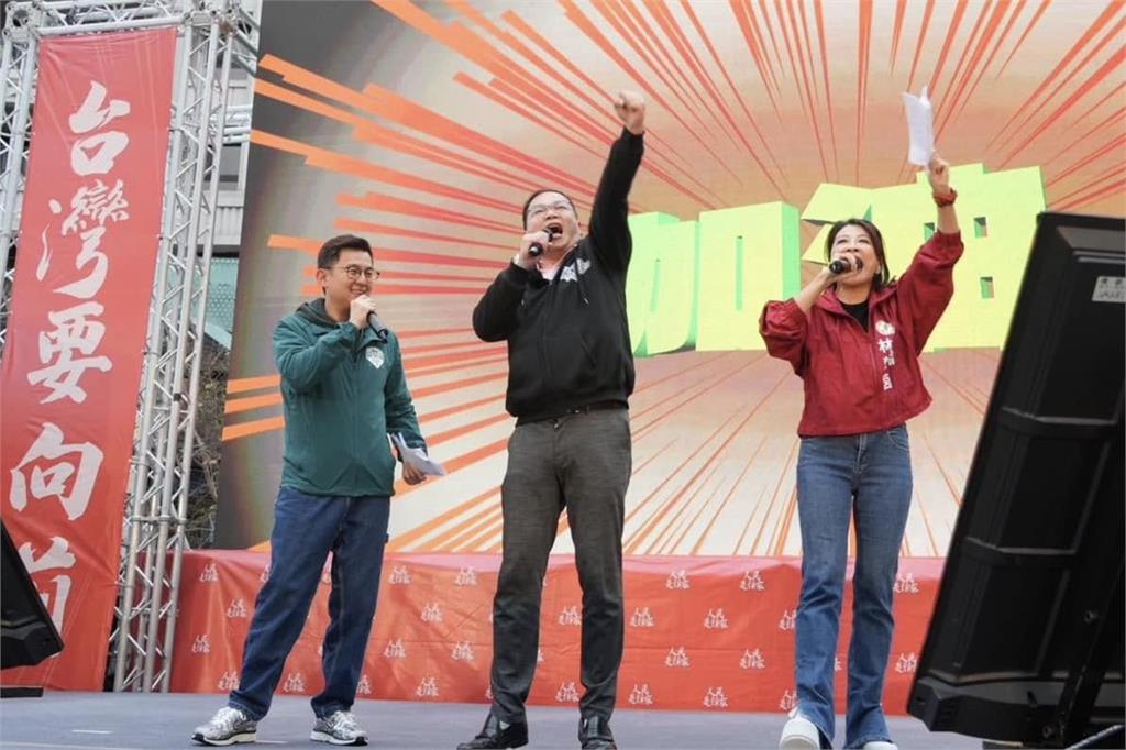 民進黨首場宣講「捷運也站滿人潮」擠爆!卓冠廷感動曝畫面:台中人站出來了
