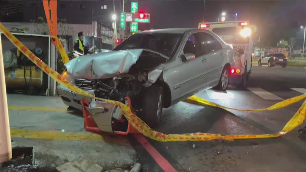 無照男酒駕追撞2車肇逃 又失控衝進輪胎行落跑被逮