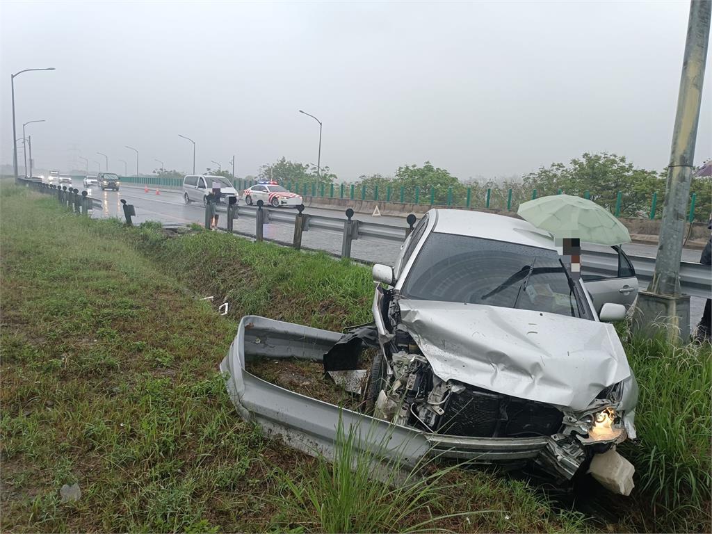 最新／「清明時節雨紛紛」釀禍？轎車衝出國6護欄卡邊坡