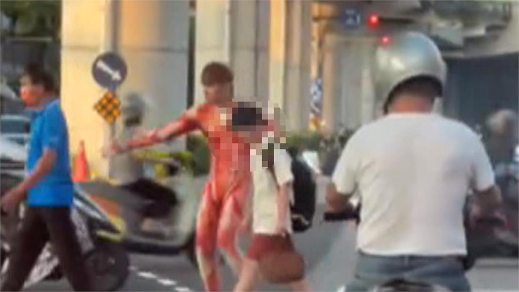 男童遭「筋肉巨人」護送過馬路表情超尷尬！　當事男出面釋疑了