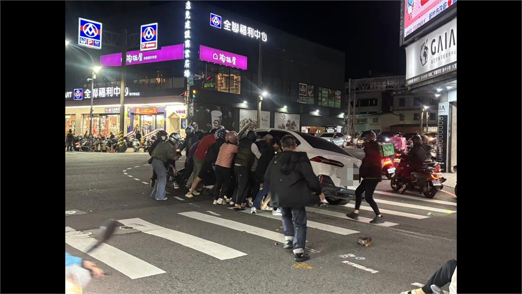 恍神釀禍！新竹汽車駕駛「撞四機車」　一女卡車底「民眾抬車救援」