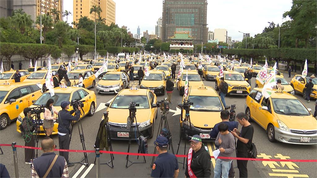 交通新制上路80多萬人被記點　上百輛小黃抗議"害生計"