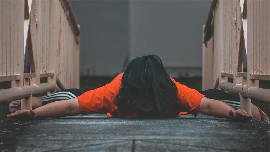 沒錢裝冷氣…北韓母女「熱到半夜躺路邊」!打地鋪熟睡「慘遭車子輾斃」