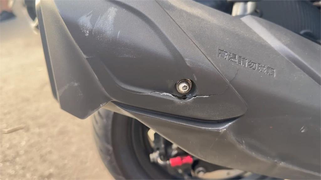 彰化驚險瞬間!駕駛撞整排機車 騎士搶黃燈撞雙載機車3人噴飛