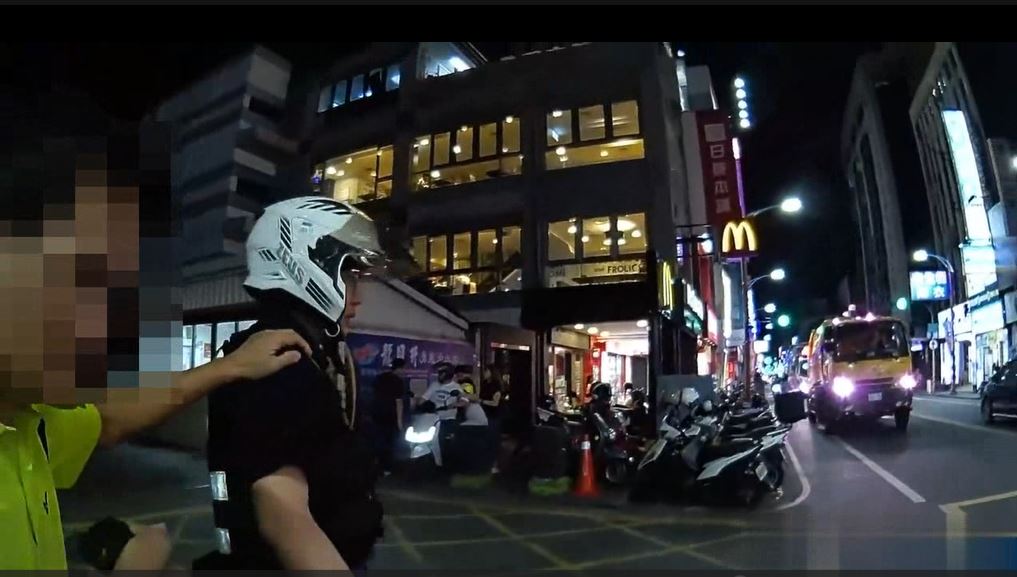 接續暖心!視障者迷航警帶路用餐 餐廳業者帶他回家