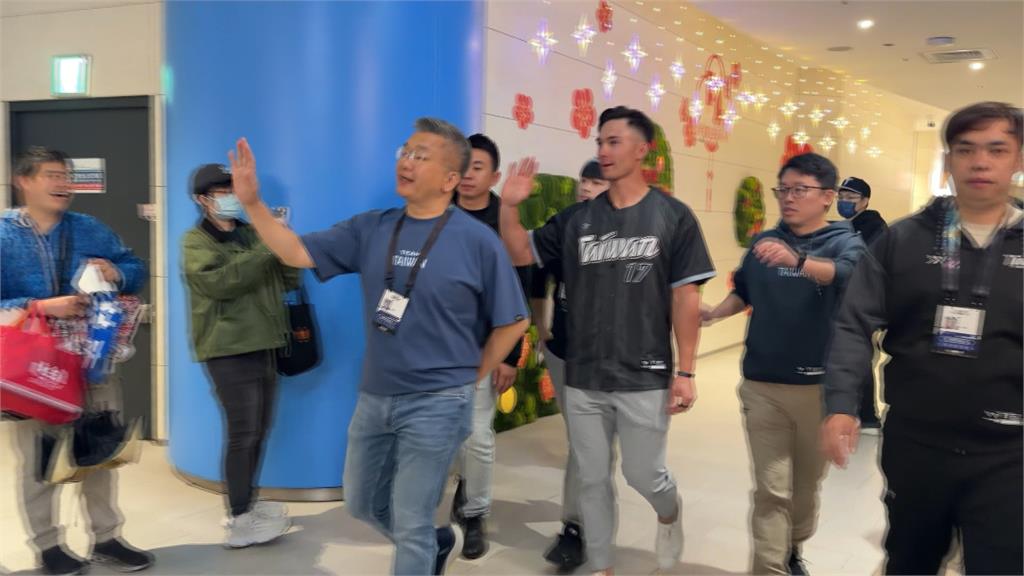 遺憾不能和「他」拚經典賽　費仔抵台歸隊喊：要去吃鼎泰豐