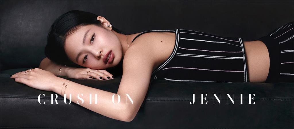 Jennie激短褲蹦出「神秘陰影」！嫵媚趴地「凹槽全現形」震撼網