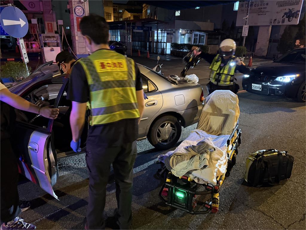 高血壓發作!台中駕駛逆向亂開 熱心民眾擋車阻「撞」況