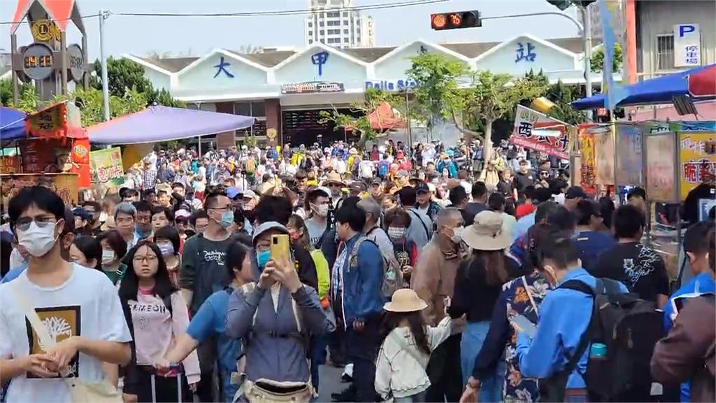 大甲鎮瀾宮媽祖22:45正式起駕 信徒塞滿大街準備隨駕遶境