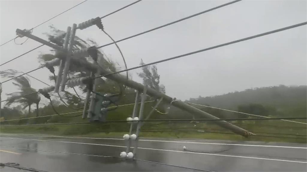 滿州鄉驟雨快又急 港口村路面滾滾泥流