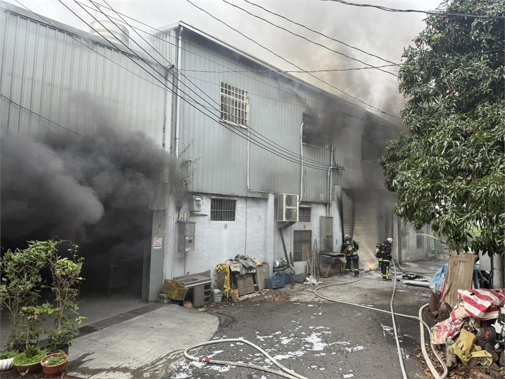 快新聞/火煙竄天!台中神岡工廠祝融 5人獲救、3人送醫治療