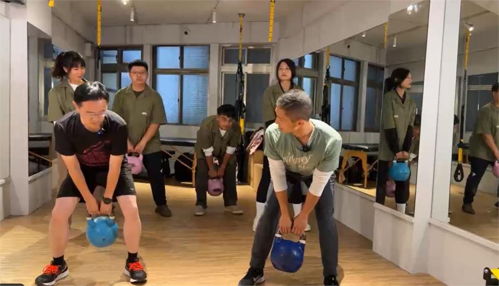 快新聞/吳怡農現身直播帶頭健身 李坤城回送盾牌喊「一起做台灣後盾」
